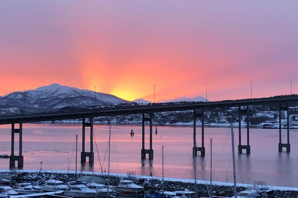 Leilighet Ved Porten Til Senja Lägenhet Finnsnes Exteriör bild